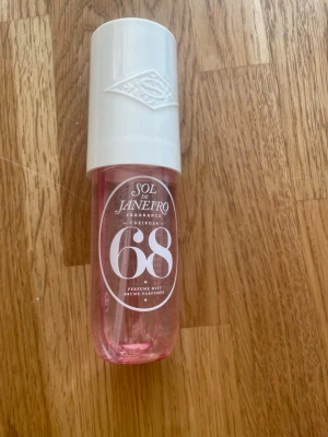 Sol de Janeiro 68  - Bodymist från Sol de Janeiro i 68. Helt obruten förpackning.  Nypris 250 kr.