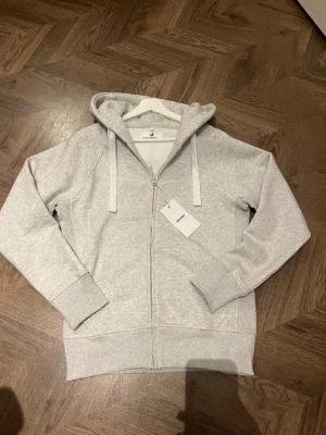 Russemerch hoodie  - Säljer en sprillans ny hoodie från russemerch i färgen grå, använd en gång därför i nytt skick, storlek M. Tveka inte vid funderingar.