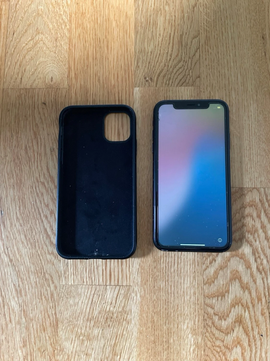 Svart iPhone XR med svart skal - 1