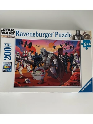 Star Wars - The Mandalorian - pussel 200 bitar - Färgglatt Ravensburger pussel med populära Star Wars The Mandalorian-motiv. Pusslet har 200 XXL-bitar och är lämpligt för åldrarna 8+. Måtten på det färdiga pusslet är 49 x 36 cm. Lite färgskav på kartongen, men pusslet är i nyskick! 