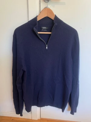 Blå quarter-zip, L, från Galeries Lafayette i 100% Kashmir - Mörkblå Quarter-Zip från Galeries Lafayette i 100% quarter zip.   Hojta till vid eventuella frågor! /Hugo