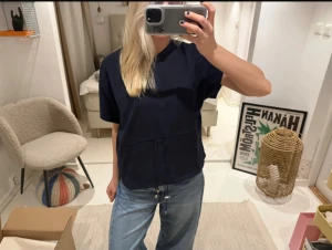 Mörkblå kortärmad topp med snörning - Snygg mörkblå topp med korta ärmar och cool snörningsdetalj i midjan som kan justeras för en mer figurnära passform. Prislappen finns kvar 🩰🩰🩰🩷