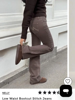 Bruna bootcut jeans från Nelly - Snygga bruna bootcut jeans med låg midja från Nelly. Jeansen har dekorativa sömmar på bakfickorna och klassisk femficksdesign. Perfekta för dig som gillar en trendig och avslappnad stil. Dem är storlek 36 men skulle säga att dem är mer 34. Köpare står för frakt. Skriv vid frågor eller intresse!💗