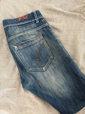 Dondup jeans - Ett par sjukt snygga Dondup jeans. | Otrolig tvätt och snygga detaljer. | Fint skick, hör av er vid frågor!🌟