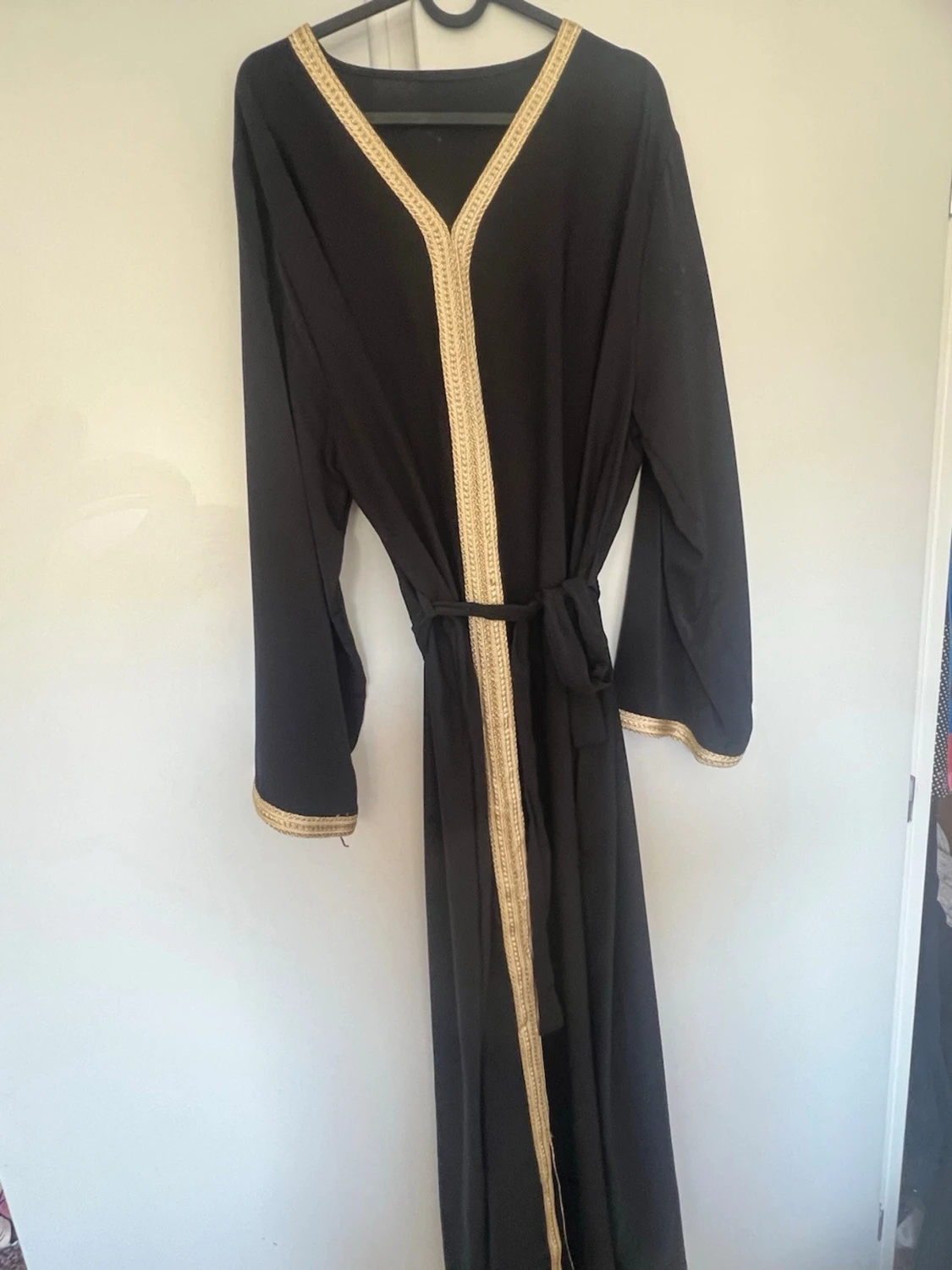 Svart abaya  med gulddetaljer