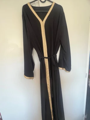 Svart abaya  med gulddetaljer - Svart abaya 