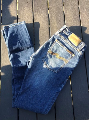 Nudie Jeans - Säljer ett par riktigt snygga Nudie jeans. Storleken på jeansen är W27, L30. Passar XS/S. Perfekta till vardagslooken och passar till det mesta. Säljs för 199kr pga att jag inte får användning av dem och nypris är 1500-1800kr!☺️