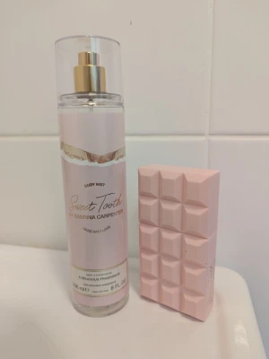 Sweet Tooth Body Mist & parfym av Sabrina Carpenter - Set med söt body mist från Sabrina Carpenter i serien Sweet Tooth. Nästan helt full. 236 ml flaska. Parfym 30 ml, endast lite använd, kanske max 5 ml som fattas. 