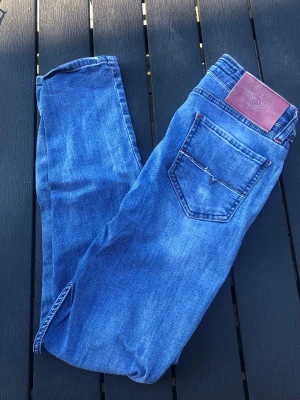 Diesel Jeans - Säljer ett par riktigt snygga Diesel Jeans. Storleken på jeansen är W33. Passar XS/S/M. Perfekta till vardagslooken och passar till det mesta. Säljs för 179kr pga att jag inte får användning av dem och nypris är 1300-1800kr!☺️