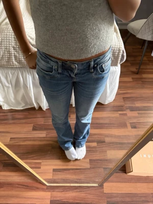 Blå bootcut jeans från LTB - Säljer då dem sitter lite för stort på mig. Har haft dem ett tag men använder sällen och darför är i fint skick och har inga defekter 