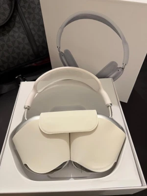 Hörlurar - Jättefina hörlurar som jag fått i födelsedagspresent  men jag använder tyvärr inte såna stora hörlurar. Dem har inte bästa ljudkvalitet men dem fungerar och ser jätte eleganta ut.  