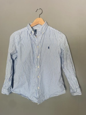 Ralph lauren skjorta  - Hej, Säljer nu min Ralph lauren skjorta❗️Den är i riktigt bra skick och är använd ett fåtal gånger men är som ny. Tröjan är i storlek 15/16 så sitter som xs. Priset är inte hugget i sten, Bara att höra av sig vid funderingar🤩🙌