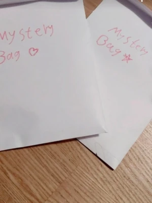 Kpop mystery bag! Korthållare - Kpop mystery bag innehåller: en virkad korthållare, lomocards mest i-dle, virkad nyckelring eller bokmärke och klistermärken. Skriv till mig om du vill ha en specifik korthållare och om du har en bias i I-dle för jag har massa I-dle lomocards. Tar också commsions 🫰