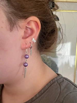 Maria nillsdotter liknade örhängen. Lila handgjorda pärlor örhängen med nitar  - Jag skapar dessa örhängen av noggrant utvalda pärlhalsband från secondhand – ett medvetet val för att ge vackra material ett nytt liv. Alla örhängen är handgjorda och säljs i par 💖🫶🏻⚜️