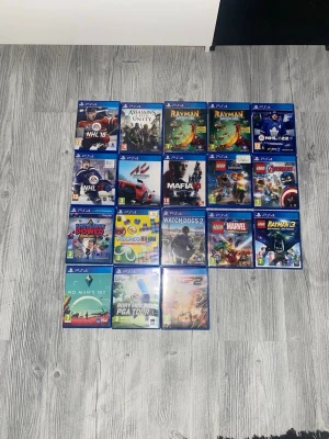 PS4 Spelpaket (20+ titlar) - Stort paket med över 20 PlayStation 4-spel, inklusive populära titlar som GTA V, Call of Duty Black Ops 4, NHL, LEGO-spel, Rayman, Watch Dogs 2 och fler. Skivorna och fodralen ser ut att vara i gott skick, perfekt för spelsamlaren eller familjen.