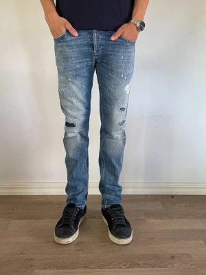 Dondup jeans - Säljer ett par riktigt schyssta dondup jeans med  slitningar för endast 599kr!                             Använd ett fåtal gånger. Det står att de är i storlek 33 men skulle säga att de passar storlek 31 då längden är: 100cm , midja:41cm                                                                     Nypris:3399kr därav väldigt bra erbjudande.             Modell: slim fit                                                          Om ni har några frågor är det bara att fråga på!