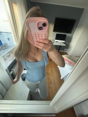 Blå rosett topp - Säljer denna super snygga toppen från zara som inte säljs längre och endast är använd fåtal gånger!!