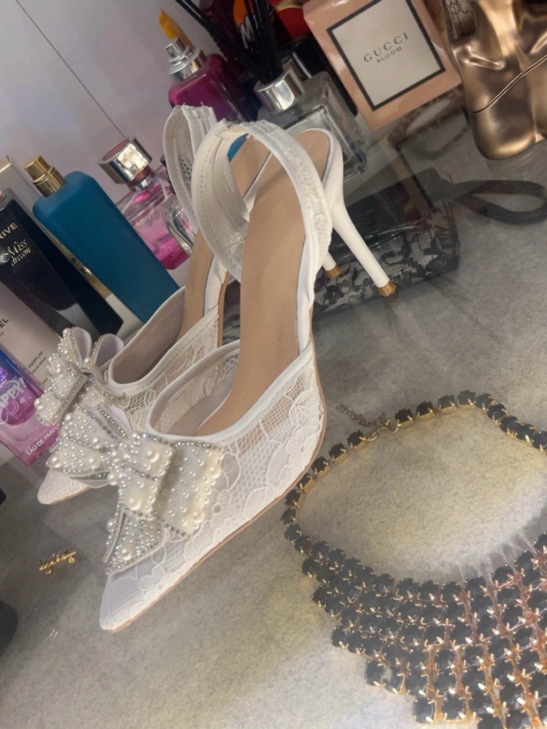 Vita spetsiga pumps med pärlrosett - 1