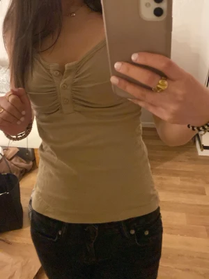 beige linne - ett basic linne med lite små detaljer runt om, passar jättebra och även fast de är m så passar de mig som brukar vara xs. 