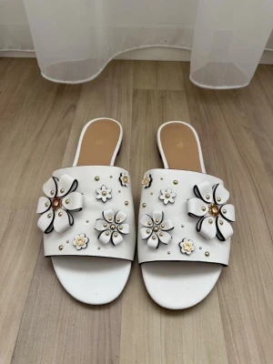 Slip-ins Michael Kors - Superfina och lyxiga slip-ins från Michael Kors! Perfekta för en sommardag och ger en chic känsla och look! Otroligt vackra detaljer, de är sparsamt använda och kommer med i sin originalbox ✨💫
