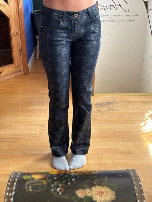 Mönstrade  byxor - Coola mönstrade byxor dom är omsydda till low waist! 
