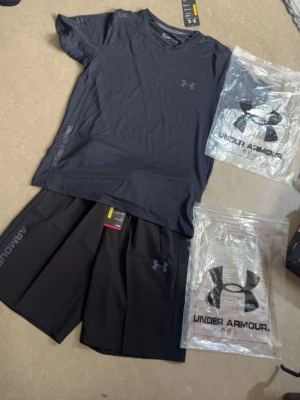 UNDER ARMOUR SET - Fint bruka var tajta i storlek