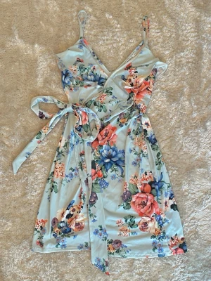 Sommarklänning - Säljer en söt turkos & blommig sommarklänning från NLY ONE 🌷🩵 Skriv om du har fragor:)