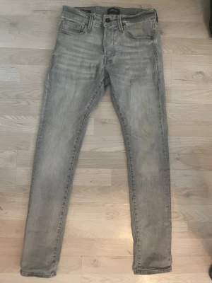Grå slim fit jeans från Jack & Jones  - Ljus grå jeans från Jack & Jones i bra skick. Dom har perfekt passform, dom sitter slim fit men inte för tajt. Perfekta nu på sommaren! Tveka inte på att höra av dig vid funderingar!🤩
