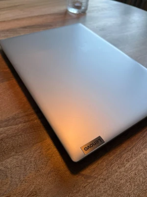 Lenovo bärbar dator i silver - Snygg och stilren bärbar dator från Lenovo i silverfärgat aluminium. Tangentbordet är svart med vita tecken och stor touchpad. Perfekt för studier, surf och gaming. Tunn och lätt design som är enkel att ta med sig överallt.