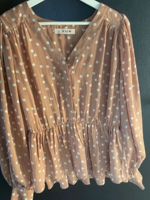 Fin Prickig blus  - Supersöt beige blus med vita prickar