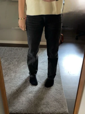 Svarta Jeans - Säljer ett par svarta jeans med rak passform. Jag skulle säga att det passar om man har storlek S i vanliga fall. Jag säljer dem eftersom att jag inte använder dem längre. De är i mycket bra skick, bara lite slitna längst ner vid byxbenet.