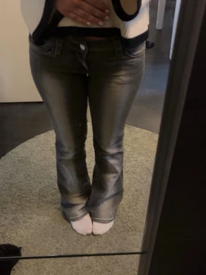 Kvarg jeans - Snygga grå bootcut jeans från weekday. Jeansen har klassisk femficksmodell, låg midja och dragkedja med knapp. Perfekta för dig som gillar en avslappnad men trendig stil. Storlek är 27/32. Skriv för frågor🩷