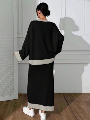 Svart loungewear-set från Ourmuse - Mysigt svart loungewear-set från Ourmuse med kontrasterande ljusgrå kanter vid ärmslut, nederkant och hals. Setet består av en långärmad, oversized tröja och en lång kjol i mjukt stickat material. Perfekt för chill dagar hemma eller när du vill vara bekväm men ändå snygg. (Aldrig använt)