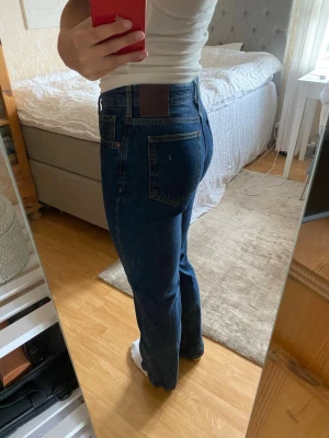 Lågmidjade raka jeans - Lågmidjade raka jeans i mörk tvätt, W27 L32 från bikbok