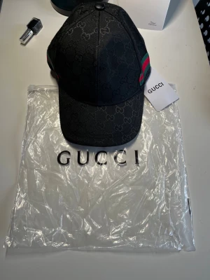 Svart designer keps – ny med tags & dustbag 🧢 - Säljer en stilren svart monogram keps i premium kvalitet. Helt ny och oanvänd med tags kvar samt medföljande dustbag/påse. Klassisk modell som passar till allt och ger en clean streetwear-look. Perfekt som present eller till dig som vill uppgradera outfiten.  Skick: Ny Färg: Svart Tillbehör: Tags + påse ingår Pris: 300   designer keps, svart keps, monogram keps, luxury cap, streetwear keps, snapback/strapback keps, premium keps, fashion keps, unisex keps, ny keps med tags