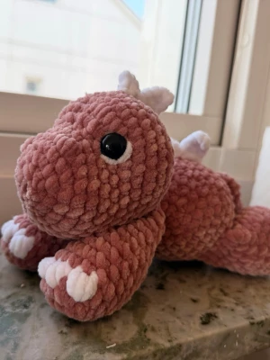 Virkad dinosaurie  - Virkad dinosaurie 🦕 Ca 30cm lång, kan både sitta och ligga ner✨
