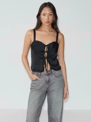Svart satin topp med snörning - Svart satin topp med snörning från Gina Tricot. Storlek 36. Pris 200kr. (Ord.pris 359kr) Använd en gång, mycket bra skick. Skriv meddelande om det önskas fler bilder eller om det är några funderingar. 💛