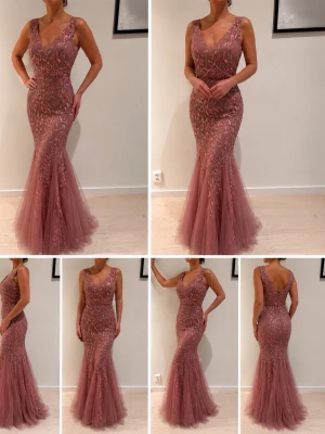 Vacker puderrosa långklänning från Ever Pretty strl S - Supersnygg rosa långklänning från Ever Pretty med paljettbroderade blad på tyll. Klänningen har v-ringning, är ärmlös och har en figurnära passform som övergår i en utsvängd kjol. Perfekt för bal eller festliga tillfällen.