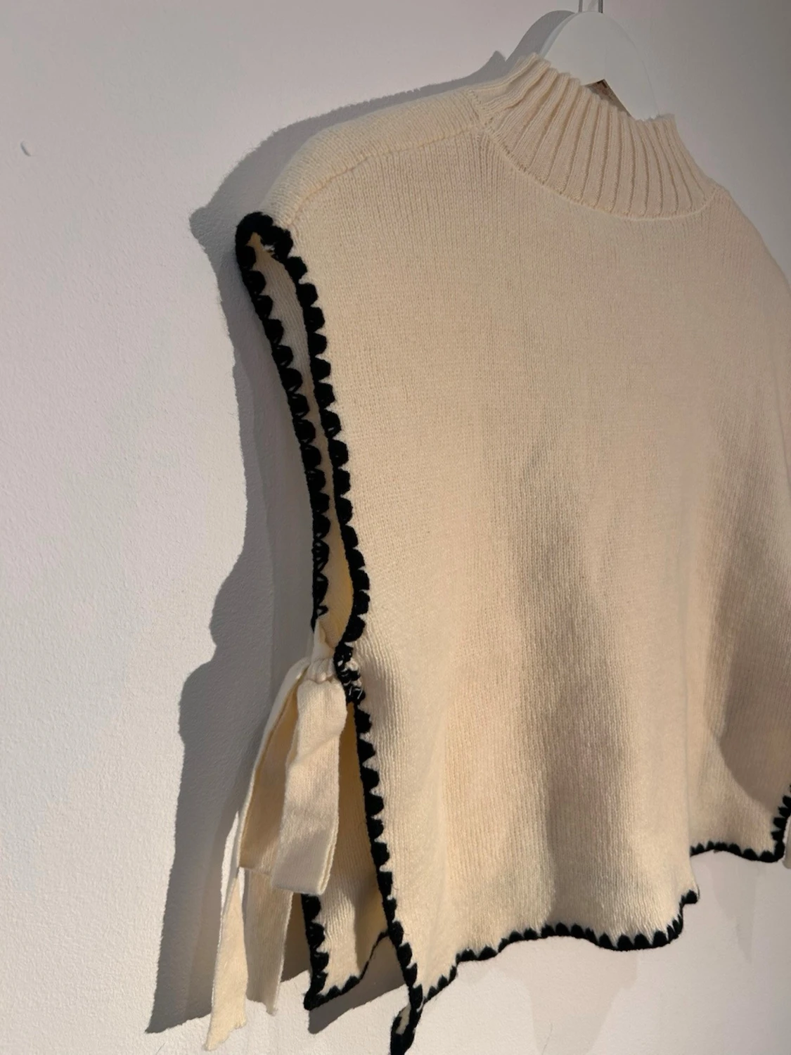 Beige stickad väst med svarta detaljer - 2