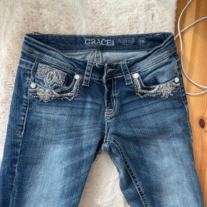 lågmidjade flare jeans! - super söta och snygga jeans som tyvärr är för stora för mig. de är bootcut och lågmidjade❤️ mått: innerbenslängd 83cm o midja 37 rakt över!