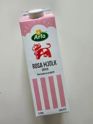 Arla rosa mjölk dryck jordgubb tomt paket - En 1-liters förpackning rosa mjölk dryck, tomt paket, från Arla. 