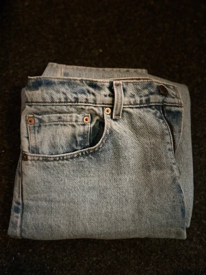 Levi's 550 ljusblå jeans tapered - Använd fåtal gånger så är i bra skick. Nypris 700kr. Du betalar frakten.                                                                               Det är bara att höra av sig om du har funderingar🤗