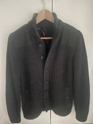 Grå Cardigan - Jäkligt snygg cardigan från märket: Piazza Italian Man. Den är skön och stilren, knappt använd och inga skador eller defekter. (Som ny). Köpt i Florens Italien. Storlek S. Kan has vanligt eller över hoodie t.ex. snabbt köp=bättre pris!