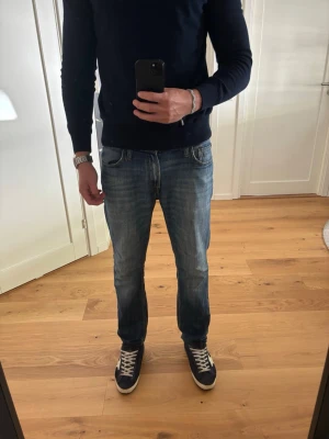 Jack n jones jeans - Säljer snygga jeans från Jack n Jones, använda men inga defekter, nypris 899kr. Passar mig bra 187/83kg. Hör av vid frågor.