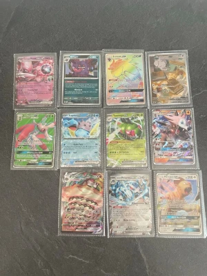 Pokémon (BUDA) - Säljer en samling med 11 Pokémon GX/EX-kort i plastfickor. Bland korten finns bl.a. Zoroark GX, Lapras GX, Mega Gengar EX och Persian GX. Färgglada motiv och holografiska detaljer. Perfekt för samlare eller Pokémon-fans som vill utöka sin kortlek.