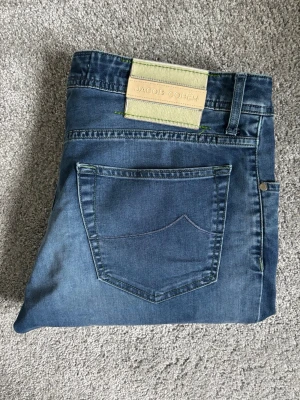 Jacob Cohen - Ett par feta Jacob Cohen jeans i en riktig snygg tvätt och en snygg patch. Storlek:W35  Nypris på dessa jeans är 4500kr🤯 Mitt pris 1599kr Skriv vid funderingar 😁