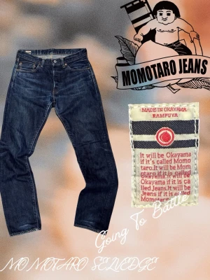 Momotaro, ”Going To Battle” selvedge jeans. - Säljer ett par riktigt fina Momotaro “Going To Battle” selvedge jeans. Made in Okayama, Japan och med de klassiska battle stripesen på bakfickan 👖🇯🇵  Jeansen har sjukt fina fades formade över tid och riktigt bra denimkvalitet. Straight fit.  Midja: 39cm Längd: 97cm Benöppning: 16cm  Fråga gärna vid funderingar 🤝  