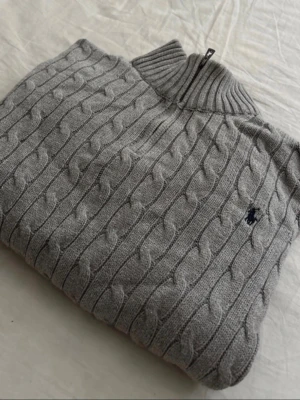 Ralph Lauren tröja  - Grichig ralph lauren tröja i storlek M inga defekter och inte så använd. Skriv gärna vid frågor eller funderingar