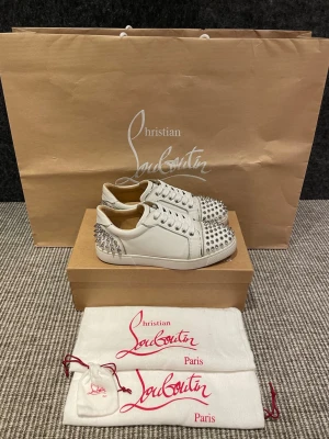 Christian Louboutin skor - Hej, säljer nu dessa svin snygga Loubs skor. Skorna är i extremt bra skick!  Begränsat antal boxar och dustbag. Hör av dig vid frågor. 