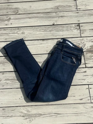 Replay jeans - Replay jeans i mycket bra skick. Skriv om du har några frågor eller funderingar 